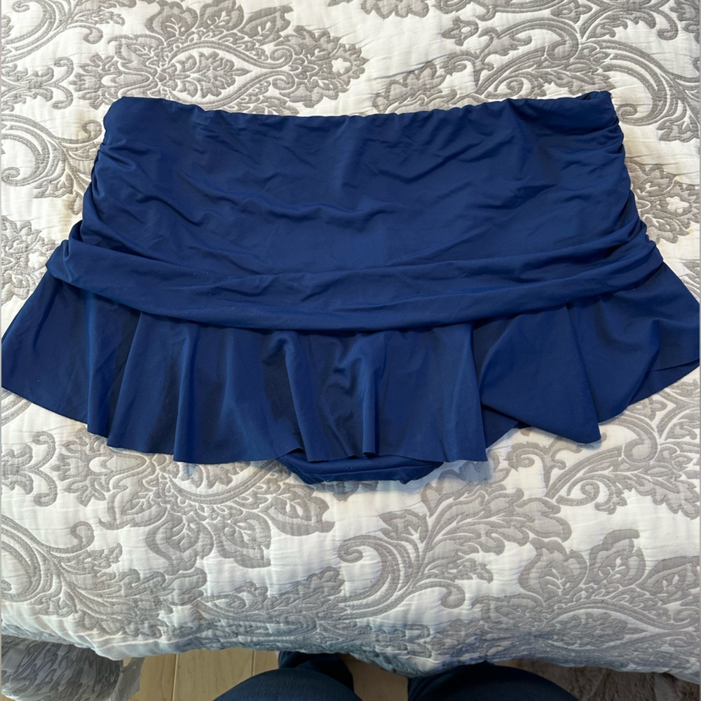 So cute and demure Ralph Lauren skirted bikini bottom - Picture 2 of 6